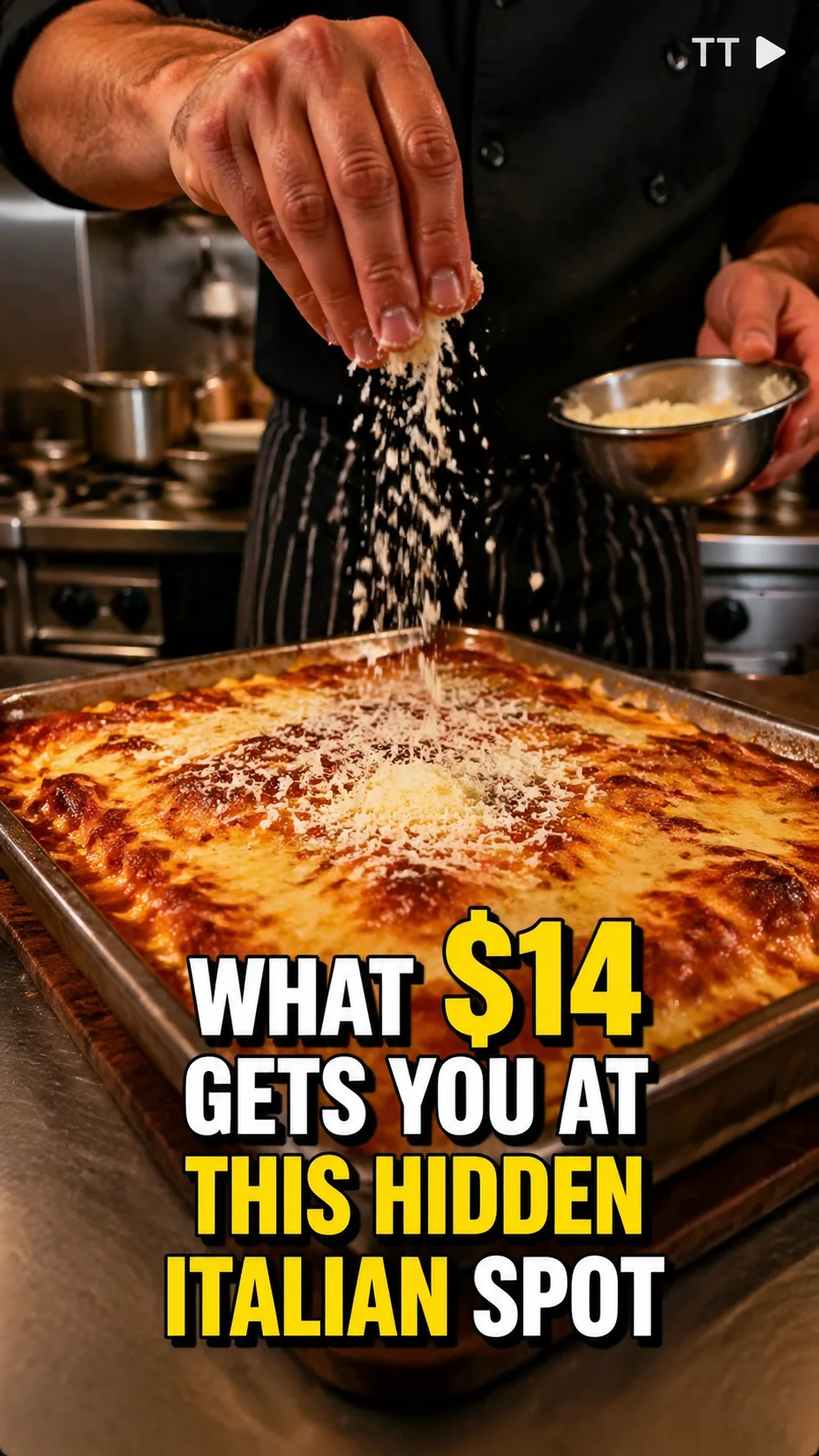 Cadru vertical TikTok cu un bucătar care presară parmezan pe lasagna, cu subtitrări mari "CE PRIMEȘTI CU 79 LEI ÎN ACEASTĂ TRATTORIE ASCUNSĂ"